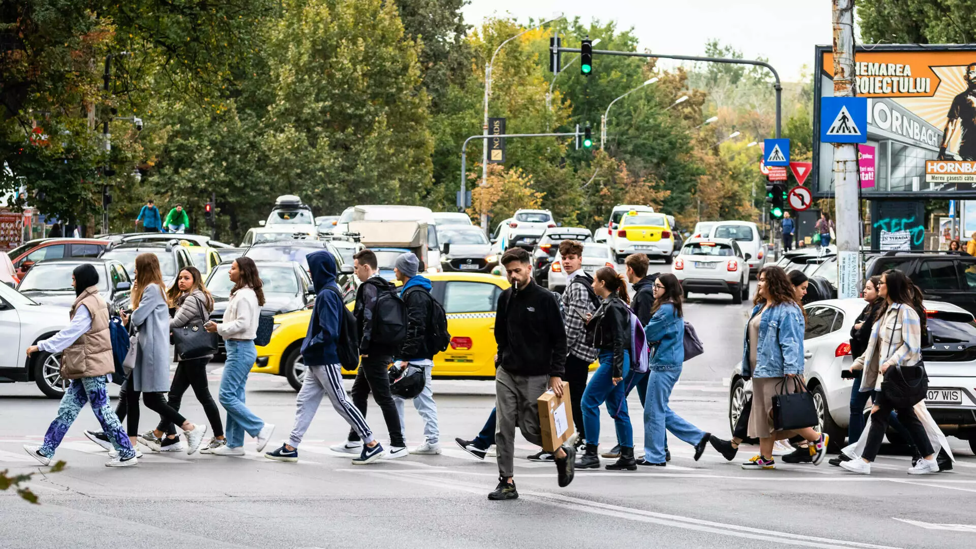 Scumpire &bdquo;din pix&rdquo; prin schimbarea unui cap de tabel. Peste 250.000 de rom&acirc;ni vor plăti măcar cu 800 de lei mai mult